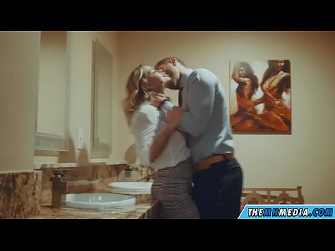 ❤️ Khi một cô gái tóc vàng busty quyến rũ bạn trong một nhà vệ sinh công cộng ❤ Fucking video ở% vi.mycomicsxxx.ru% ️❤